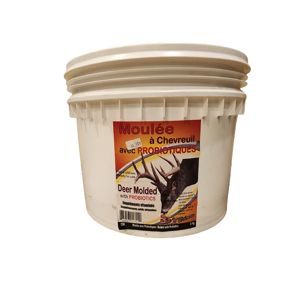 8kg bag of Ferme Monette deer feed with probiotics, designed for optimal nutrition and health.