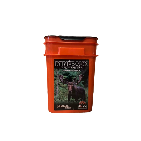 Packaging of Meunerie Soucy combined with Minéraux concentrés pour orignaux, showcasing a blend of high-quality animal feed designed for moose nutrition.